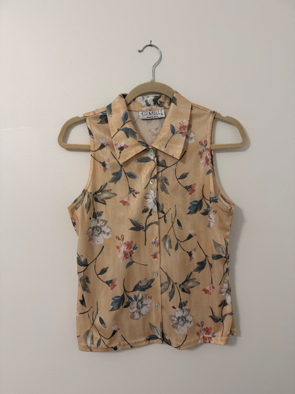 VINTAGE MADE IN THE USA: Gemilli Sleeveless Button-Down Top